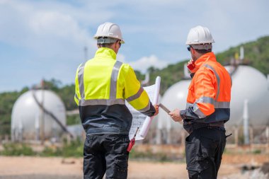Çevre mühendisi veya işçiler, sistemlerin etkin çevre düzenlemelerini sağlamak için büyük bir endüstriyel atık su veya kirlilik izleme ve bakımı boyunca atık suyu inceleyen işçiler.