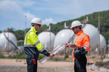 Çevre mühendisi veya işçiler, sistemlerin etkin çevre düzenlemelerini sağlamak için büyük bir endüstriyel atık su veya kirlilik izleme ve bakımı boyunca atık suyu inceleyen işçiler.