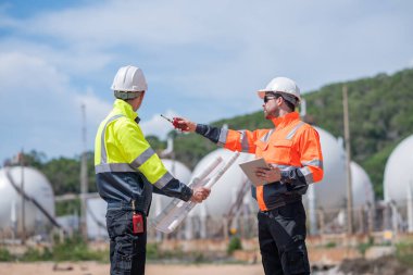 Çevre mühendisi veya işçiler, sistemlerin etkin çevre düzenlemelerini sağlamak için büyük bir endüstriyel atık su veya kirlilik izleme ve bakımı boyunca atık suyu inceleyen işçiler.