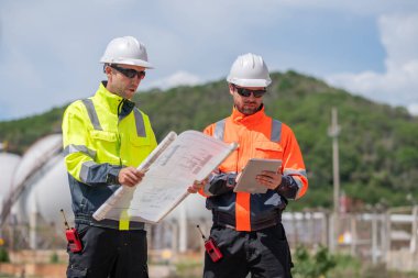 Çevre mühendisi veya işçiler, sistemlerin etkin çevre düzenlemelerini sağlamak için büyük bir endüstriyel atık su veya kirlilik izleme ve bakımı boyunca atık suyu inceleyen işçiler.