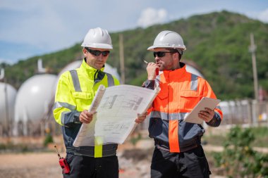 Çevre mühendisi veya işçiler, sistemlerin etkin çevre düzenlemelerini sağlamak için büyük bir endüstriyel atık su veya kirlilik izleme ve bakımı boyunca atık suyu inceleyen işçiler.