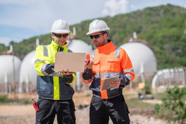 Çevre mühendisi veya işçiler, sistemlerin etkin çevre düzenlemelerini sağlamak için büyük bir endüstriyel atık su veya kirlilik izleme ve bakımı boyunca atık suyu inceleyen işçiler.