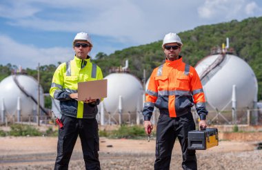 Çevre mühendisi veya işçiler, sistemlerin etkin çevre düzenlemelerini sağlamak için büyük bir endüstriyel atık su veya kirlilik izleme ve bakımı boyunca atık suyu inceleyen işçiler.