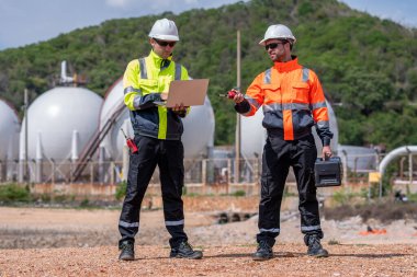 Çevre mühendisi veya işçiler, sistemlerin etkin çevre düzenlemelerini sağlamak için büyük bir endüstriyel atık su veya kirlilik izleme ve bakımı boyunca atık suyu inceleyen işçiler.