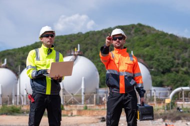 Çevre mühendisi veya işçiler, sistemlerin etkin çevre düzenlemelerini sağlamak için büyük bir endüstriyel atık su veya kirlilik izleme ve bakımı boyunca atık suyu inceleyen işçiler.
