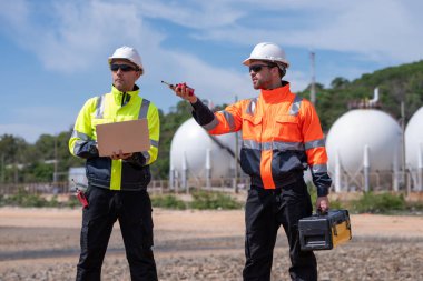 Çevre mühendisi veya işçiler, sistemlerin etkin çevre düzenlemelerini sağlamak için büyük bir endüstriyel atık su veya kirlilik izleme ve bakımı boyunca atık suyu inceleyen işçiler.