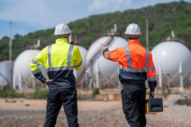 Çevre mühendisi veya işçiler, sistemlerin etkin çevre düzenlemelerini sağlamak için büyük bir endüstriyel atık su veya kirlilik izleme ve bakımı boyunca atık suyu inceleyen işçiler.