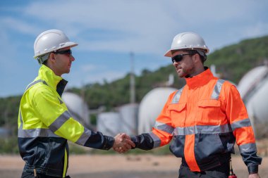 Çevre mühendisi veya işçiler, sistemlerin etkin çevre düzenlemelerini sağlamak için büyük bir endüstriyel atık su veya kirlilik izleme ve bakımı boyunca atık suyu inceleyen işçiler.