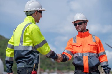 Çevre mühendisi veya işçiler, sistemlerin etkin çevre düzenlemelerini sağlamak için büyük bir endüstriyel atık su veya kirlilik izleme ve bakımı boyunca atık suyu inceleyen işçiler.