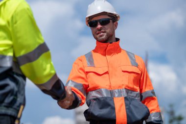 Çevre mühendisi veya işçiler, sistemlerin etkin çevre düzenlemelerini sağlamak için büyük bir endüstriyel atık su veya kirlilik izleme ve bakımı boyunca atık suyu inceleyen işçiler.