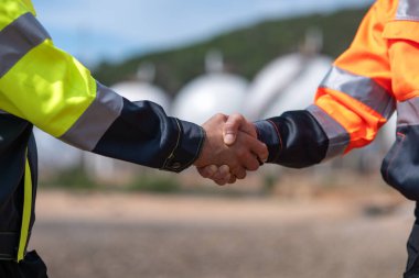 Çevre mühendisi veya işçiler, sistemlerin etkin çevre düzenlemelerini sağlamak için büyük bir endüstriyel atık su veya kirlilik izleme ve bakımı boyunca atık suyu inceleyen işçiler.