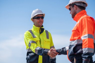 Çevre mühendisi veya işçiler, sistemlerin etkin çevre düzenlemelerini sağlamak için büyük bir endüstriyel atık su veya kirlilik izleme ve bakımı boyunca atık suyu inceleyen işçiler.
