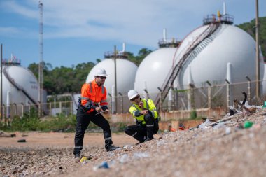 Çevre mühendisi veya işçiler, sistemlerin etkin çevre düzenlemelerini sağlamak için büyük bir endüstriyel atık su veya kirlilik izleme ve bakımı boyunca atık suyu inceleyen işçiler.