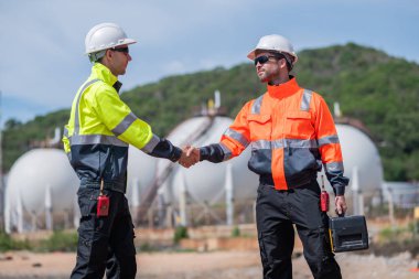 Çevre mühendisi veya işçiler, sistemlerin etkin çevre düzenlemelerini sağlamak için büyük bir endüstriyel atık su veya kirlilik izleme ve bakımı boyunca atık suyu inceleyen işçiler.
