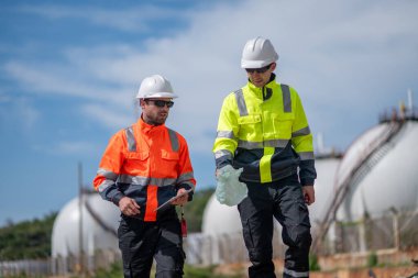 Çevre mühendisi veya işçiler, sistemlerin etkin çevre düzenlemelerini sağlamak için büyük bir endüstriyel atık su veya kirlilik izleme ve bakımı boyunca atık suyu inceleyen işçiler.