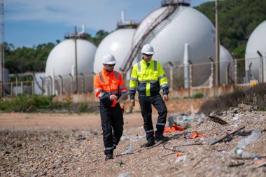 Çevre mühendisi veya işçiler, sistemlerin etkin çevre düzenlemelerini sağlamak için büyük bir endüstriyel atık su veya kirlilik izleme ve bakımı boyunca atık suyu inceleyen işçiler.