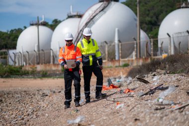 Çevre mühendisi veya işçiler, sistemlerin etkin çevre düzenlemelerini sağlamak için büyük bir endüstriyel atık su veya kirlilik izleme ve bakımı boyunca atık suyu inceleyen işçiler.
