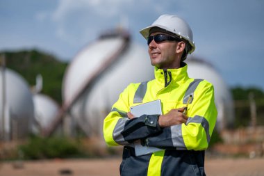 Çevre mühendisi veya işçiler, sistemlerin etkin çevre düzenlemelerini sağlamak için büyük bir endüstriyel atık su veya kirlilik izleme ve bakımı boyunca atık suyu inceleyen işçiler.