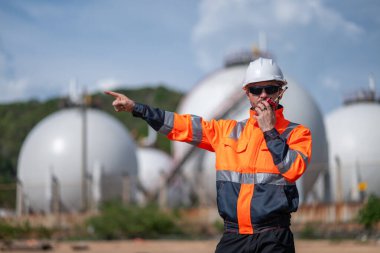 Çevre mühendisi veya işçiler, sistemlerin etkin çevre düzenlemelerini sağlamak için büyük bir endüstriyel atık su veya kirlilik izleme ve bakımı boyunca atık suyu inceleyen işçiler.