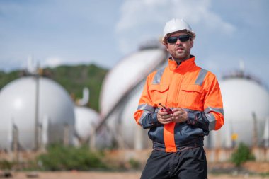 Çevre mühendisi veya işçiler, sistemlerin etkin çevre düzenlemelerini sağlamak için büyük bir endüstriyel atık su veya kirlilik izleme ve bakımı boyunca atık suyu inceleyen işçiler.