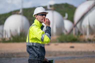 Çevre mühendisi veya işçiler, sistemlerin etkin çevre düzenlemelerini sağlamak için büyük bir endüstriyel atık su veya kirlilik izleme ve bakımı boyunca atık suyu inceleyen işçiler.