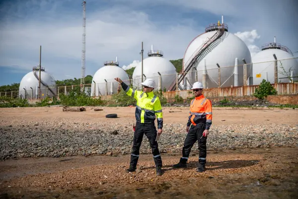 Çevre mühendisi veya işçiler, sistemlerin etkin çevre düzenlemelerini sağlamak için büyük bir endüstriyel atık su veya kirlilik izleme ve bakımı boyunca atık suyu inceleyen işçiler.