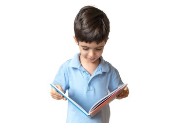 Küçük zeki çocuk portresi beyaz arka planda izole edilmiş açık bir kitap. Öğrenme kavramı.