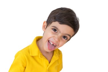 Beyaz arka planda sevimli bir çocuk. Aile kavramı. Küçük çocuk.