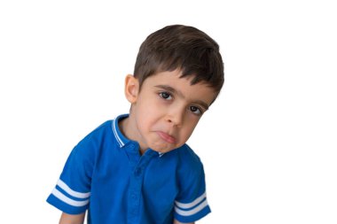Beyaz arka planda sevimli bir çocuk. Aile kavramı. Küçük çocuk. Üzgün çocuk..