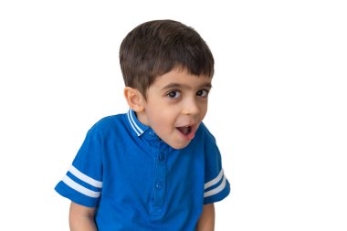 Beyaz arka planda yakışıklı bir çocuk. Aile kavramı. Küçük çocuk. Gülümse çocuk..