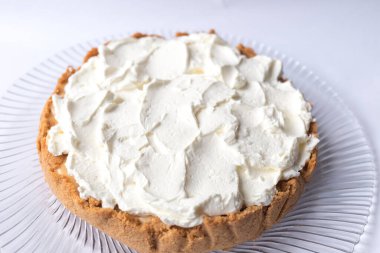 Banoffee muzlu turta ve beyaz arka planda karamel sosu ve peynir kremi. Geleneksel İngiliz pastası. Yemek hazır. Yemek pişirme konsepti.