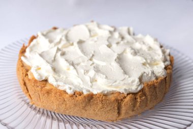 Banoffee muzlu turta ve beyaz arka planda karamel sosu ve peynir kremi. Geleneksel İngiliz pastası. Yemek hazır. Yemek pişirme konsepti.