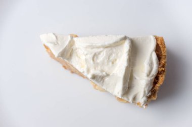 Beyaz arka planda karamel soslu ve peynirli banoffee muzlu turta. Geleneksel İngiliz pastası. Yemek hazır. Yemek pişirme konsepti.