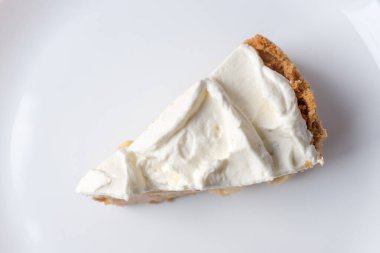 Beyaz arka planda karamel soslu ve peynirli banoffee muzlu turta. Geleneksel İngiliz pastası. Yemek hazır. Yemek pişirme konsepti.