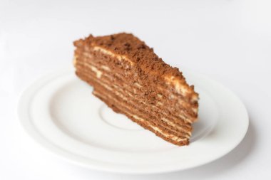 Beyaz arka planda karamel soslu ve peynirli banoffee muzlu turta. Geleneksel İngiliz pastası. Yemek hazır. Yemek pişirme konsepti.