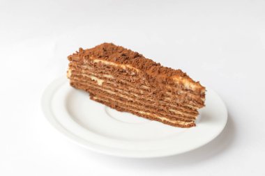 Beyaz arka planda karamel soslu ve peynirli banoffee muzlu turta. Geleneksel İngiliz pastası. Yemek hazır. Yemek pişirme konsepti.