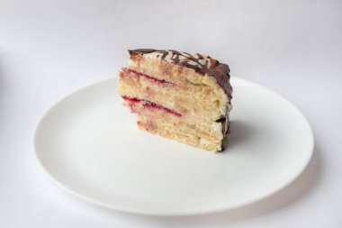 Beyaz arka planda muzlu ve kirazlı peynirli sütlü çikolatalı milchmadchen. Geleneksel Alman pastası. Yemek hazır..