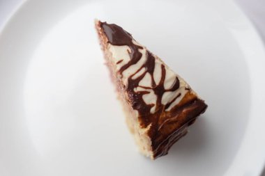 Beyaz arka planda muzlu ve kirazlı peynirli sütlü çikolatalı milchmadchen. Geleneksel Alman pastası. Yemek hazır..