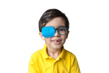 Göz bandı takan gözlüklü çocuk. İşgalci, tembel göz, amblyopia, strabismus. Görüş testi konsepti. Gözden geçiriliyor.