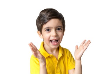 Beyaz arka planda yakışıklı bir çocuk. Aile kavramı. Küçük çocuk. Gülümse çocuk..