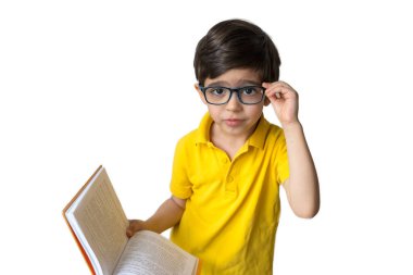 Kitaplı gözlüklü çocuk portresi. Uzaktan öğrenme. Uzaktan eğitim. Ev ödevi. Çocuk okuyor. Eğitim kavramı
