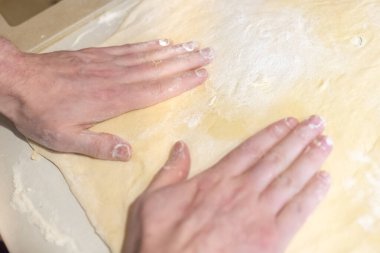 Erkek eli hamur yoğurur, ev yapımı. Ekmek, pizza, makarna yap. Un. Kapat.