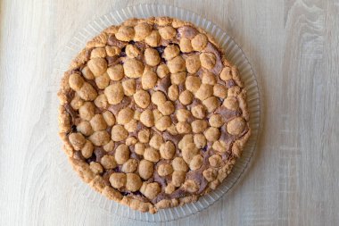 Beyaz arka planda meyveli turta. Geleneksel pasta. Yemek hazır. Yemek pişirme konsepti. Kış zamanı.