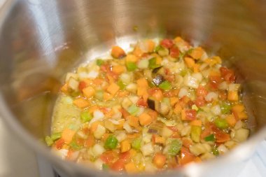 Mutfaktaki ocağın tavasında sebze çorbası var. Yemek vakti..