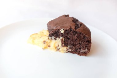 Beyaz arka planda kremalı çikolatalı turta volkanı. Geleneksel pasta. Yemek hazır..