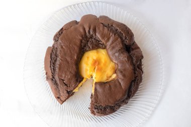 Beyaz zemininde krema olan çikolatalı turta volkanı. Geleneksel pasta. Yemek hazır..