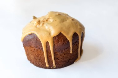 Sütlü, kuru üzümlü ve beyaz arka planda izole edilmiş meyveli lezzetli Paskalya Kulich pastası..