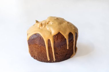 Sütlü, kuru üzümlü ve beyaz arka planda izole edilmiş meyveli lezzetli Paskalya Kulich pastası..