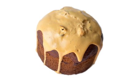 Sütlü, kuru üzümlü ve beyaz arka planda izole edilmiş meyveli lezzetli Paskalya Kulich pastası..