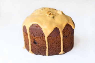 Sütlü, kuru üzümlü ve beyaz arka planda izole edilmiş meyveli lezzetli Paskalya Kulich pastası..